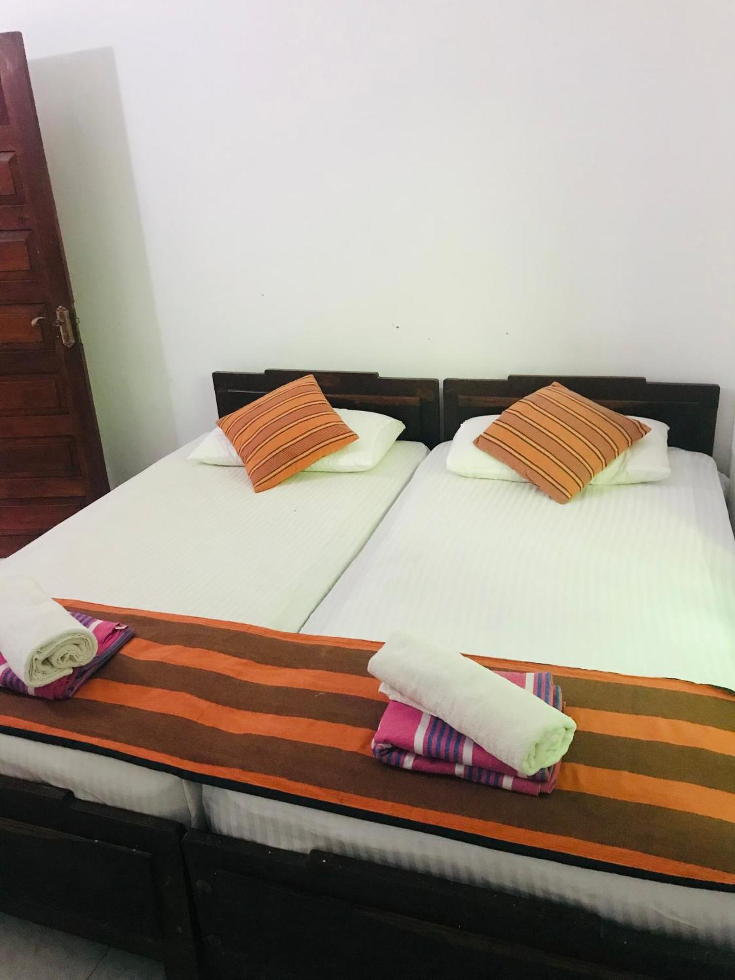 Sujatha Tourist Rest Hotel Dambulla Bagian luar foto