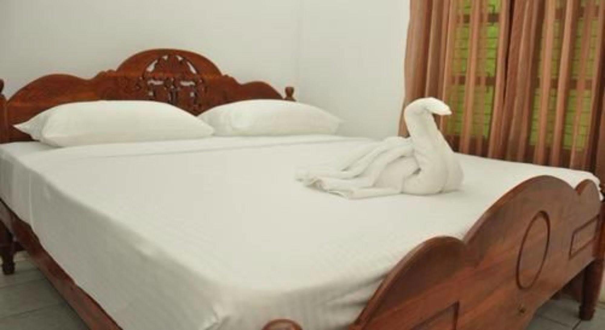 Sujatha Tourist Rest Hotel Dambulla Bagian luar foto