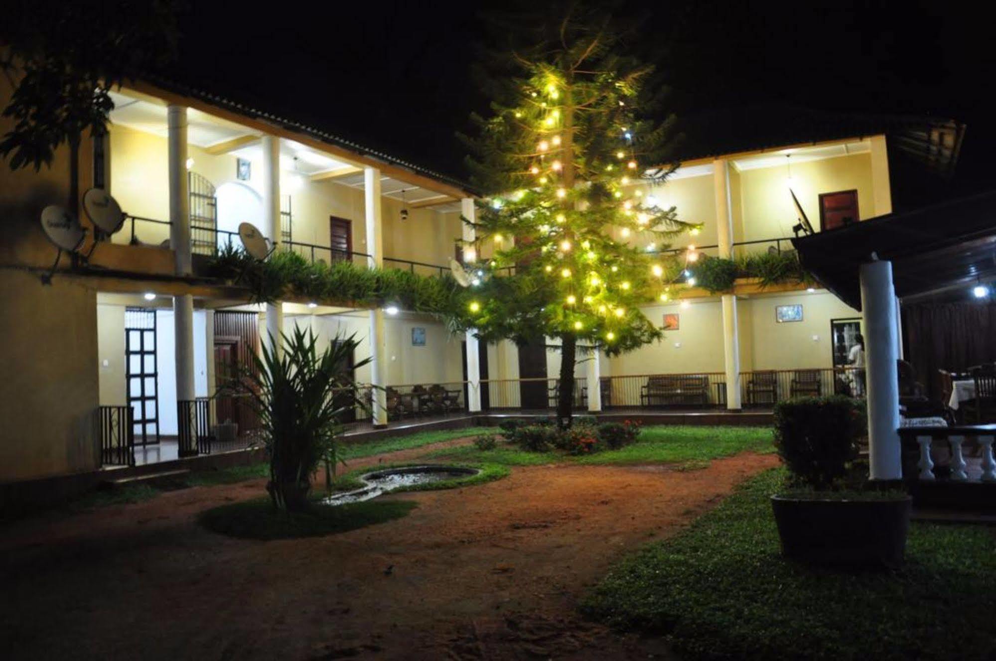 Sujatha Tourist Rest Hotel Dambulla Bagian luar foto