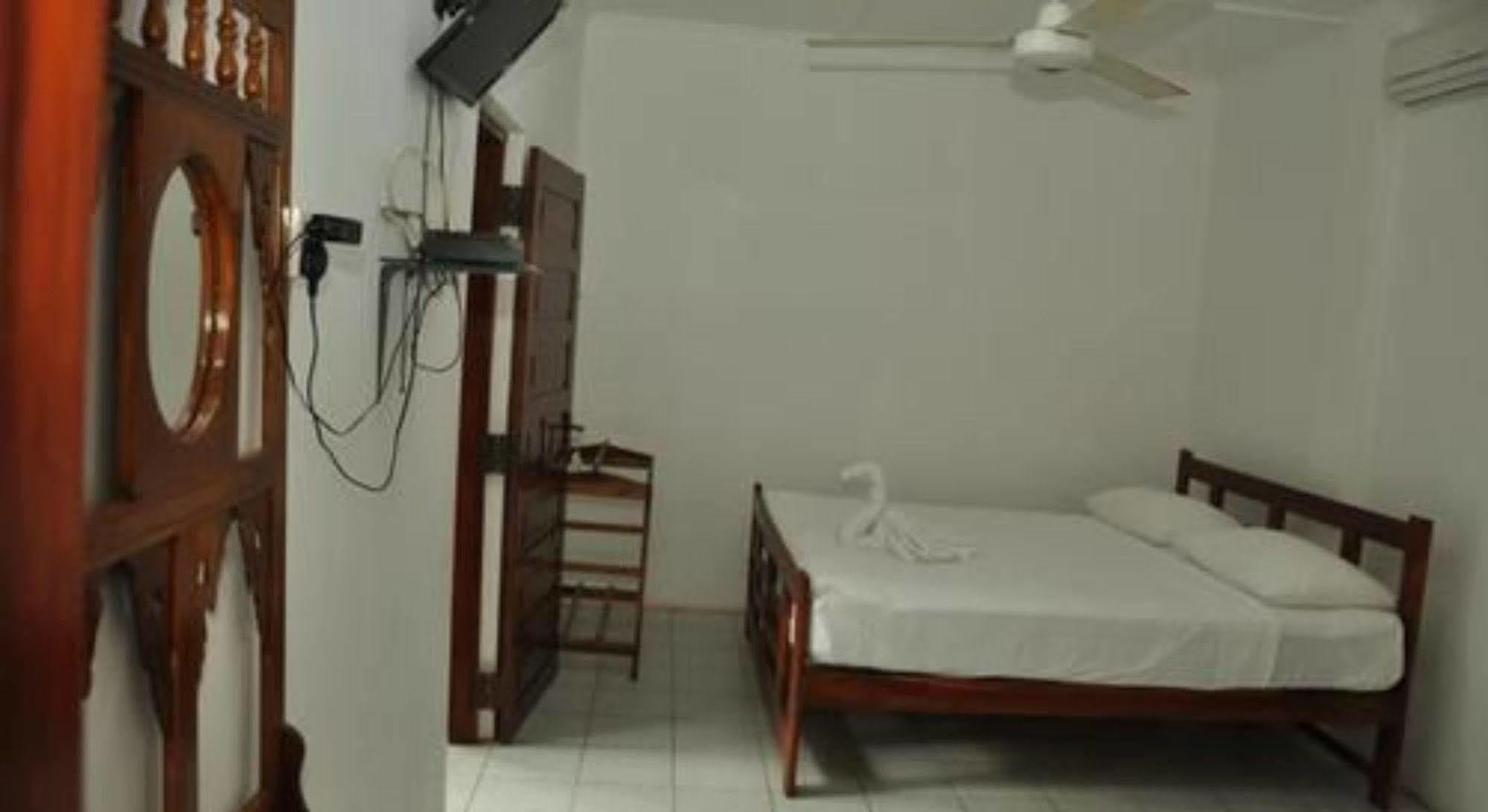 Sujatha Tourist Rest Hotel Dambulla Bagian luar foto